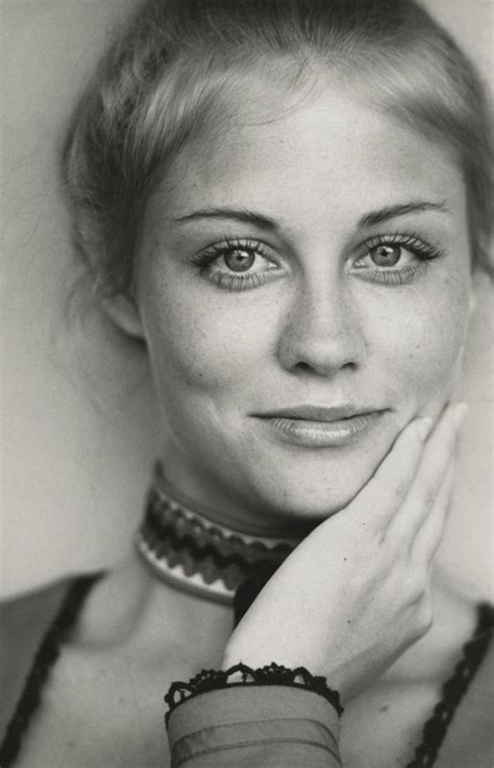 18 Fascinating Color Photographs of a Young Cybill Shepherd in the