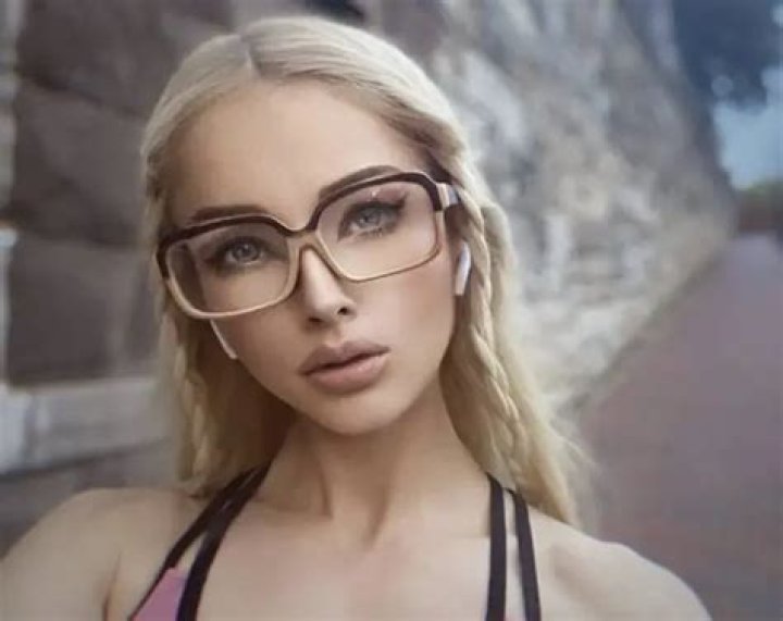 27 Surreal Photos Of Valeria Lukyanova, The Human Barbie Doll