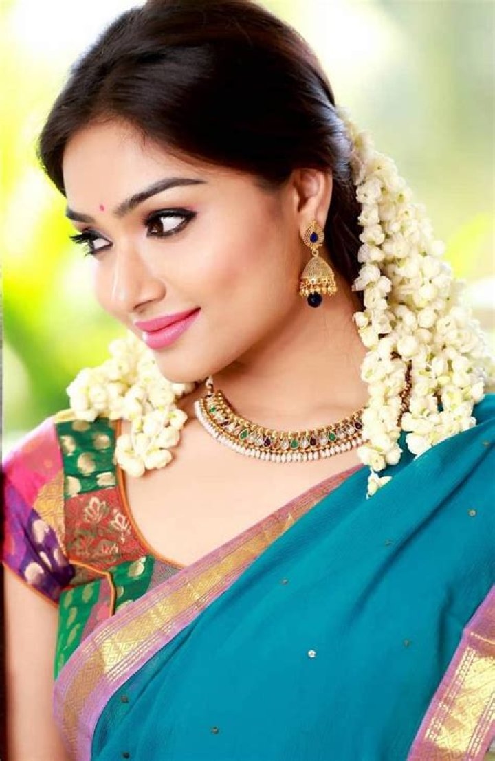 [80+] Aishwarya Devan HD Photos & Wallpapers for mobile Download