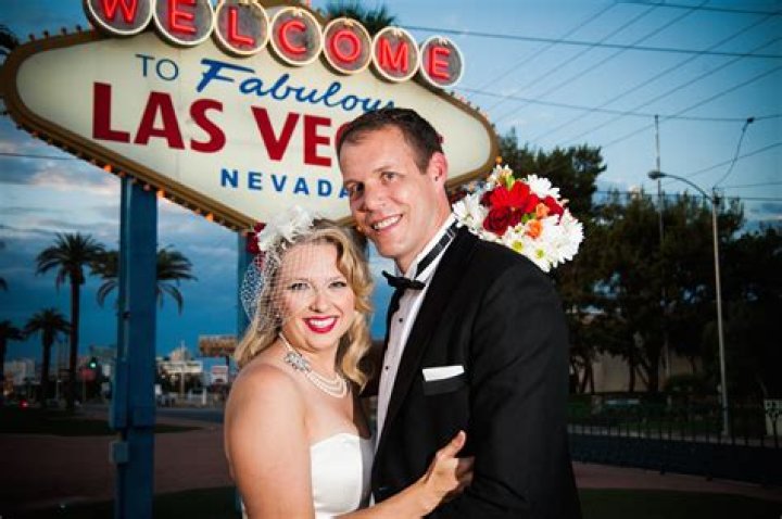 A Las Vegas Vow Renewal At The Famous Little White Wedding Chapel