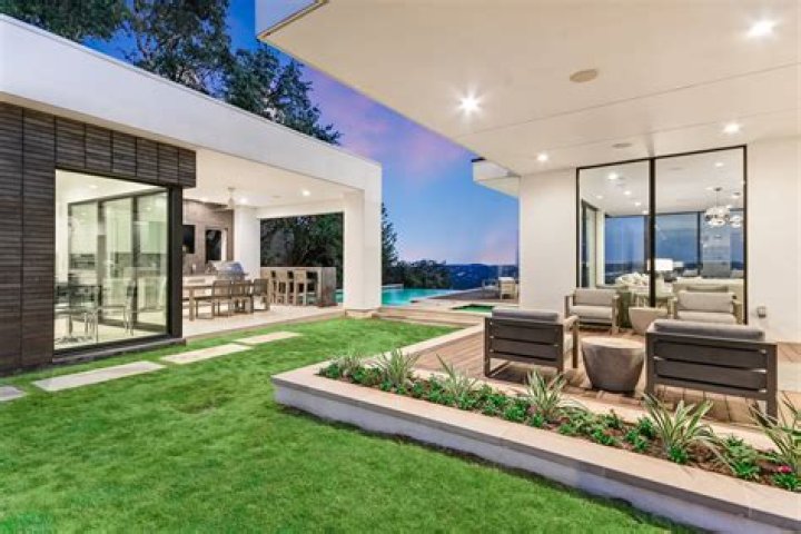 A StatementMaking Austin Home With a WorldClass Art Collection Architectural Digest