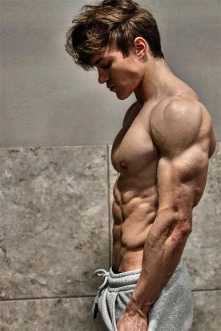 Achieving a Shredded Physique Jeremy Allen White's Workout Routine