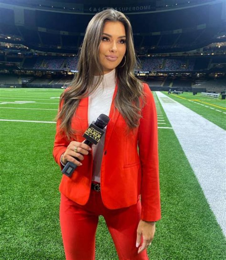 Aileen Hnatiuk looks sensational in glam outfit as NFL reporter is