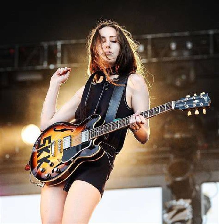 Alana Haim News (AlanaHaimNews) / Twitter