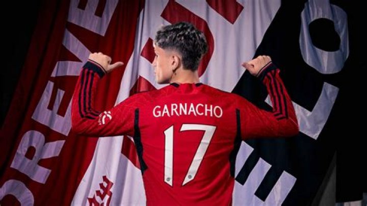Alejandro Garnacho c&eacute;l&egrave;bre son 19e anniversaire avec un g&acirc;teau aux
