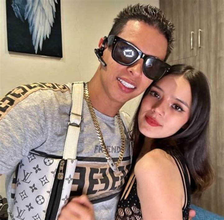 Alex Marin y su relaci&oacute;n poliamorosa con sus tres novias Noticias
