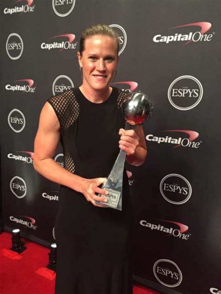 Alyssa Naeher holds her 2015 Espy award. Alyssa naeher, Uswnt, Womens
