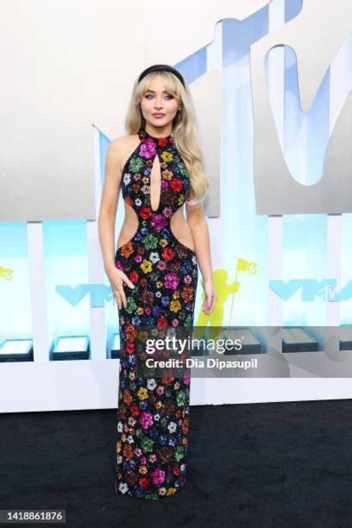 AMAs 2022 Sabrina Carpenter shows off petite curves in metallic