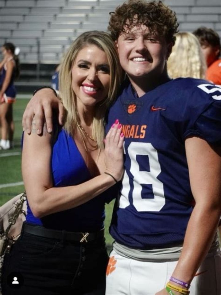 Amber Wright hug went too far Instagram star responds to backlash