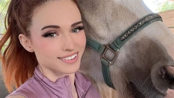 Amouranth rides her horses in healthful Twitch stream Esports Starfield