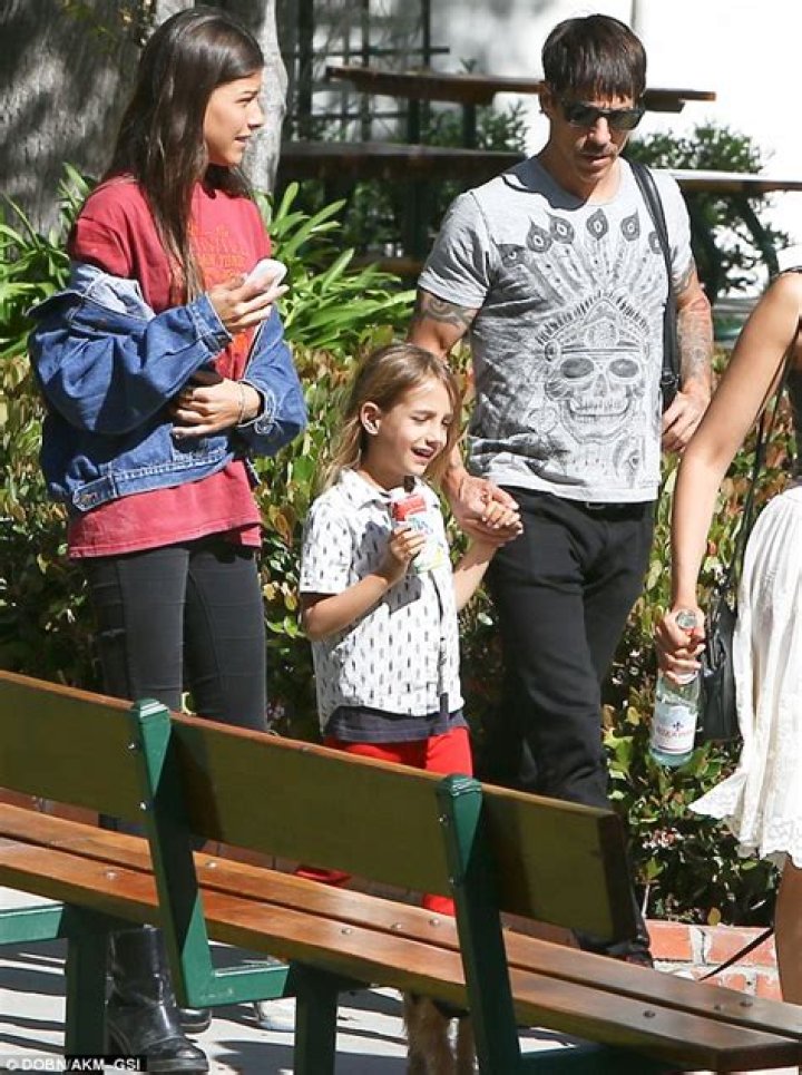Anthony Kiedis passionately kisses girlfriend before speeding off on