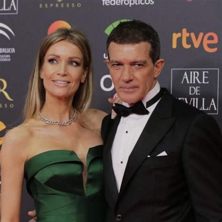 Antonio Banderas (L), Nicole Kimpel (C) and her twin sister arrive on the red carpet before the