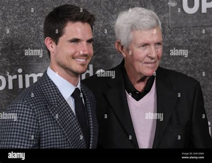 Are Robbie Amell & Stephen Amell Related? You're A Smart One, Aren't Ya?