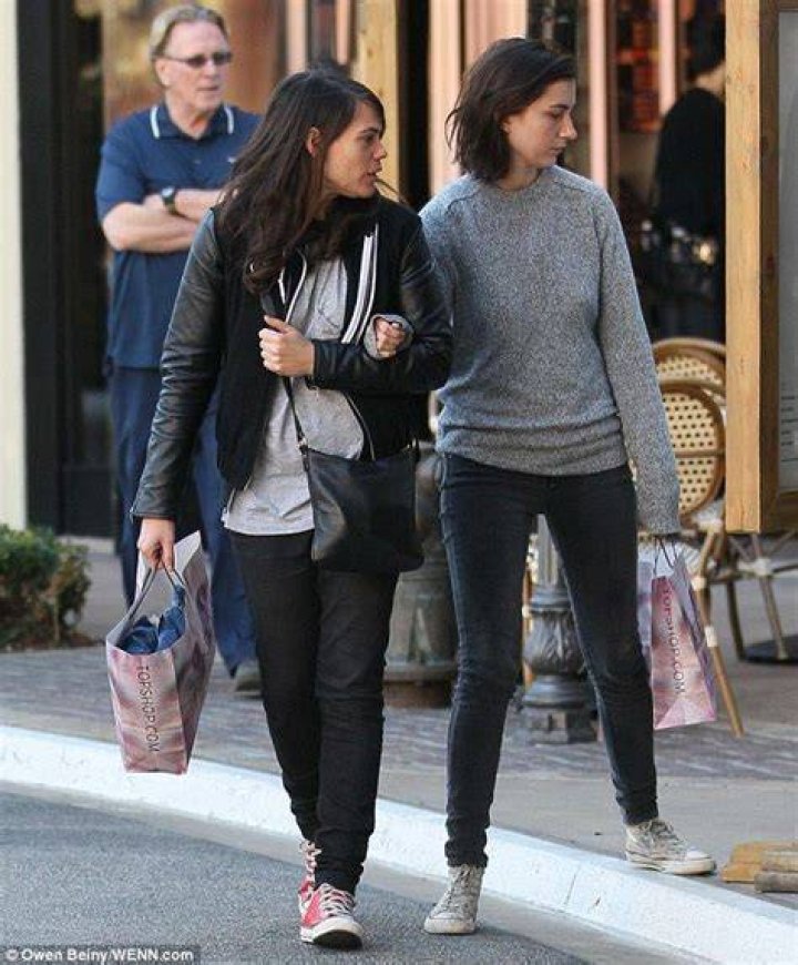 Argo star Clea DuVall strolls arminarm with lesbian lover for holiday