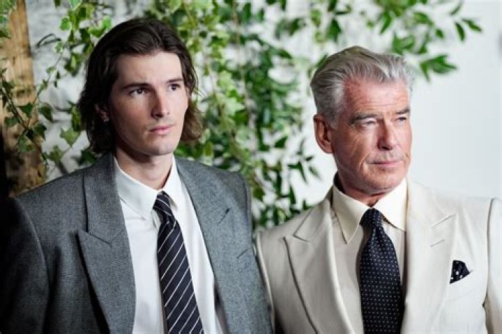 Arriba 48+ imagen dylan brosnan burberry Abzlocal.mx