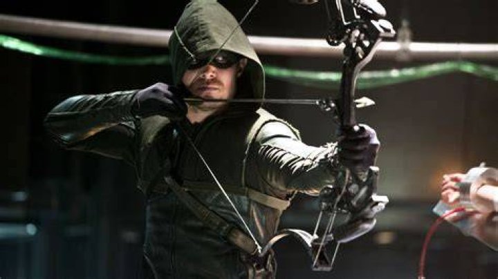 Arrow star Stephen Amell shows off abs in beachside family snap Daily