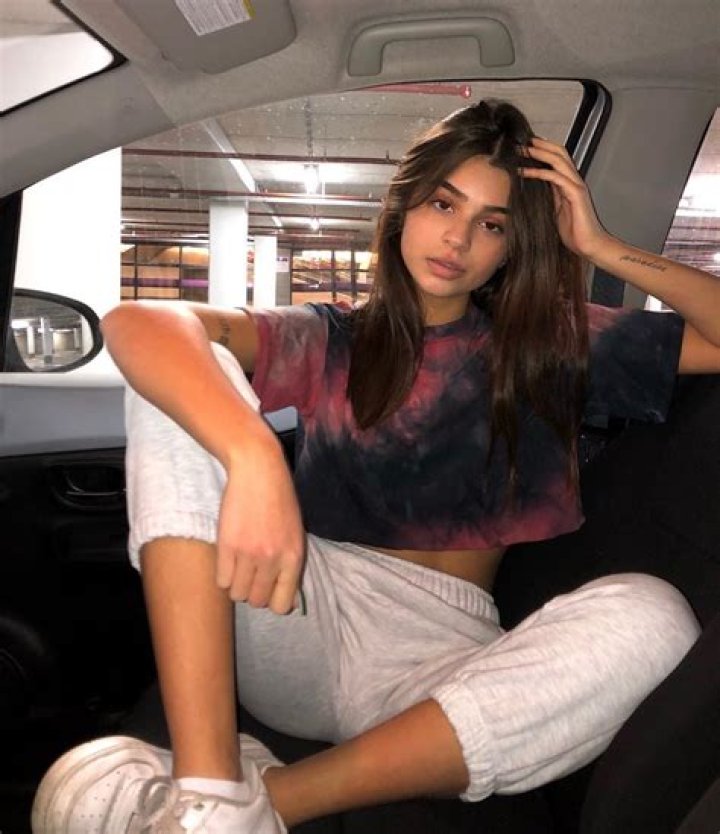 Arunya Guillot on Instagram &ldquo;cinnamon girl&rdquo; Mirror selfie poses