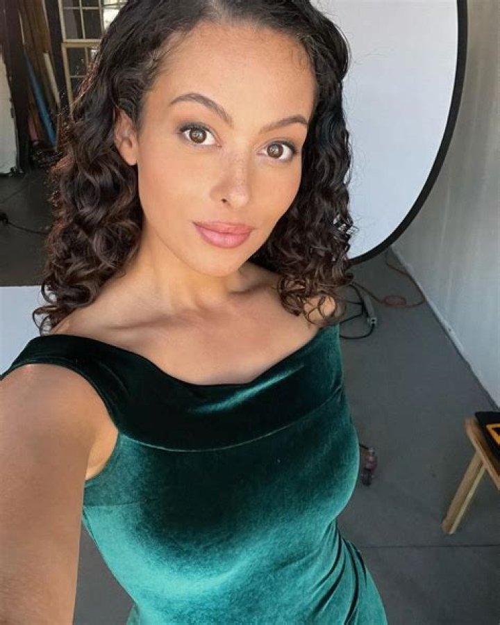 Ashley BilesThomas Bio, Age, Single, Nationality, Body Measurement