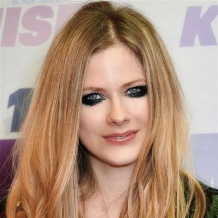 Avril Lavigne Bio, Net Worth, Height, Facts Dead or Alive?