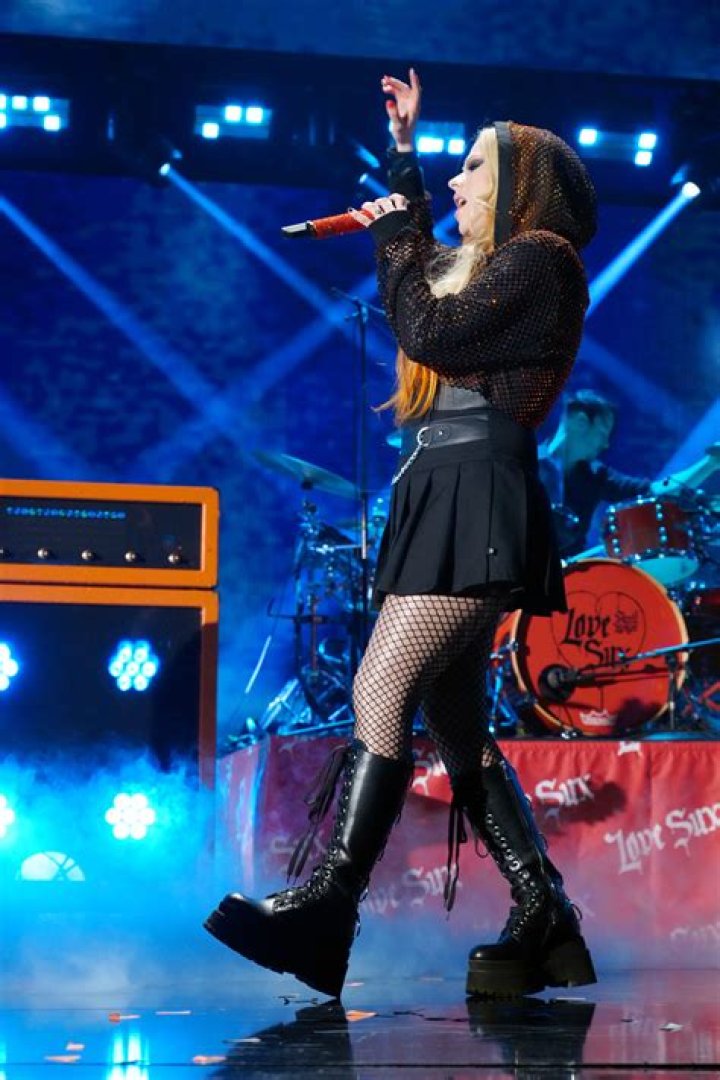 Avril Lavigne Has Toned Legs In iHeart Radio Festival Pics