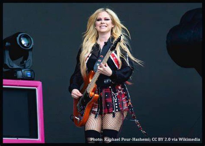 Avril Lavigne Hot Bikini Photoshoots, Sexy Videos & Images