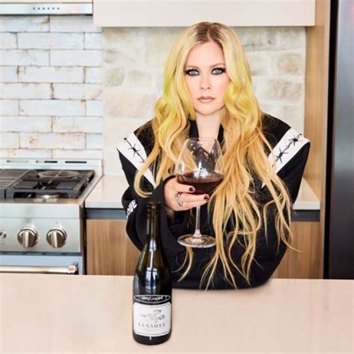 Avril Lavigne Puts On A Leggy Display
