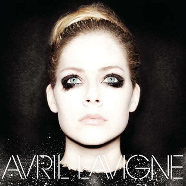 Avril Lavigne recrea la portada de su &aacute;lbum m&aacute;s ic&oacute;nico Vogue