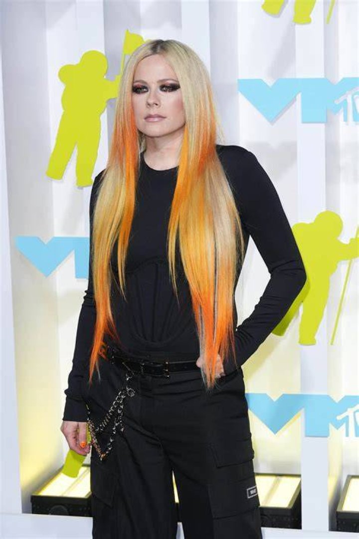 Avril Lavigne swiftly deals with topless stage invader during 2023 Juno