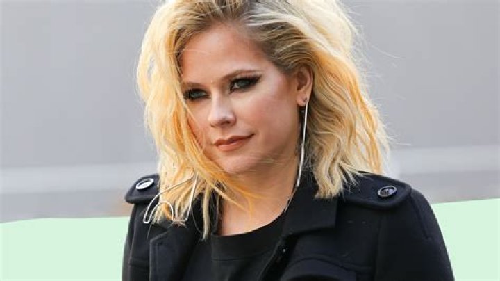 Avril Lavigne wore a postbreakup statement tee at Paris Fashion Week
