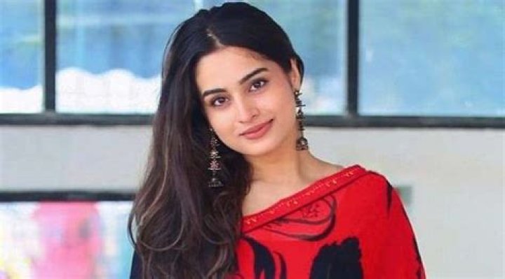 Ayesha Khan Wiki, Biography, Age, Husband, Family, Movies List, Songs