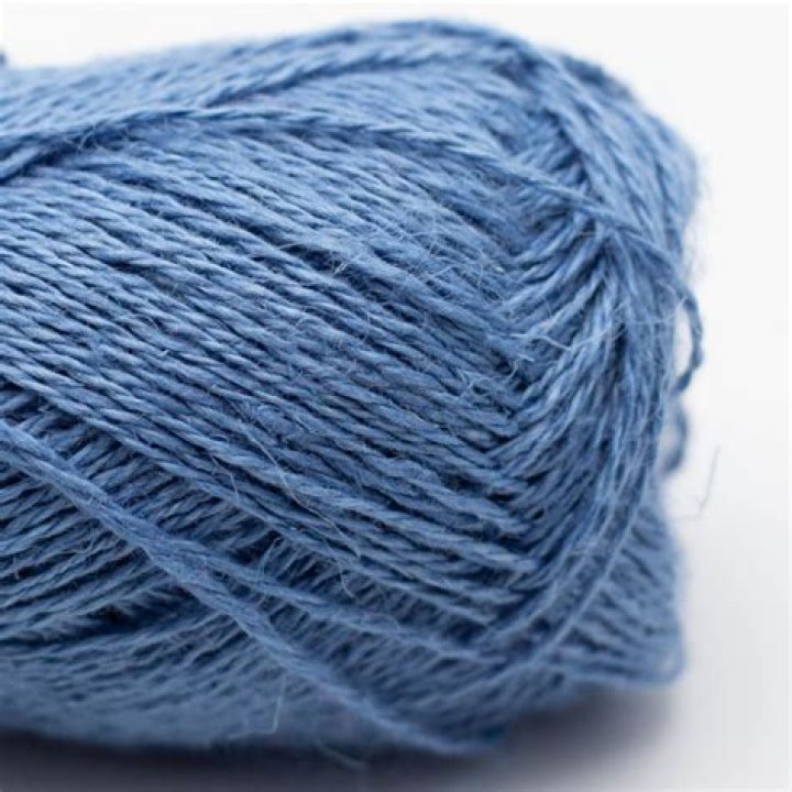 BC Garn Lino 47 Denim Yarn On