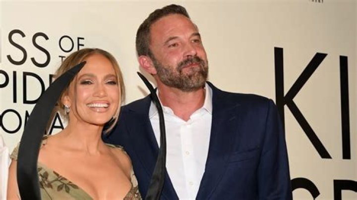 Ben Affleck won't let face mask stop him from smoking