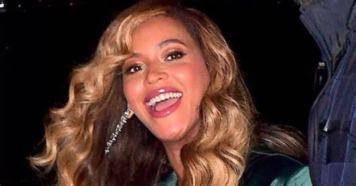 Beyonce flashes her spanx as thighhigh split causes wardrobe