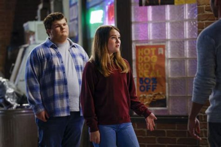 Bild zu Raegan Revord Young Sheldon Bild Raegan Revord, Zoe Perry