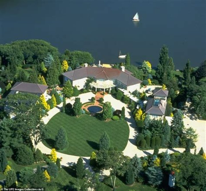 Billionaire Ron Perelman Buys Hamptons Newspaper From Adman Jerry Della