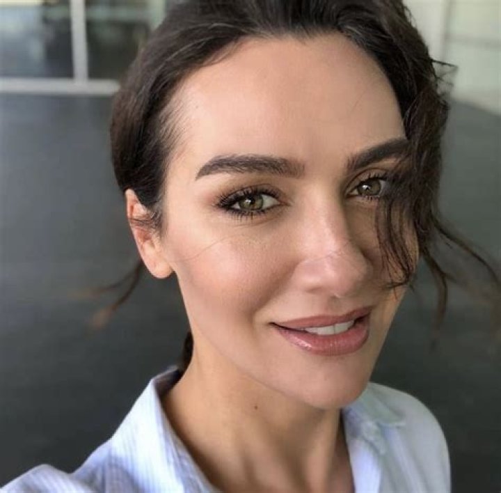 BIRCE AKALAY Turkish women beautiful, Turkish beauty, Beautiful actresses