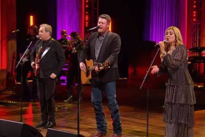 Blake Shelton Pays Tribute to 6 Teens Killed in Car Crash in His Okla. Town