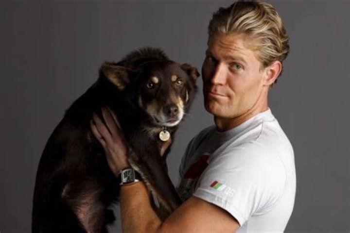 Bondi Vet Dr Chris Brown puts on a lovedup display with TV presenter