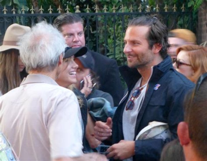 Bradley Cooper & Suki Waterhouse Snuggle in Paris Park! Photo 2938314