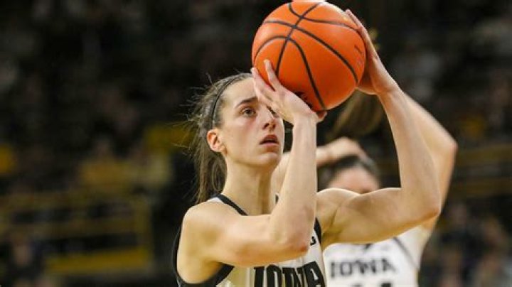 Caitlin Clark Captures Naismith Trophy Sports Illustrated Iowa