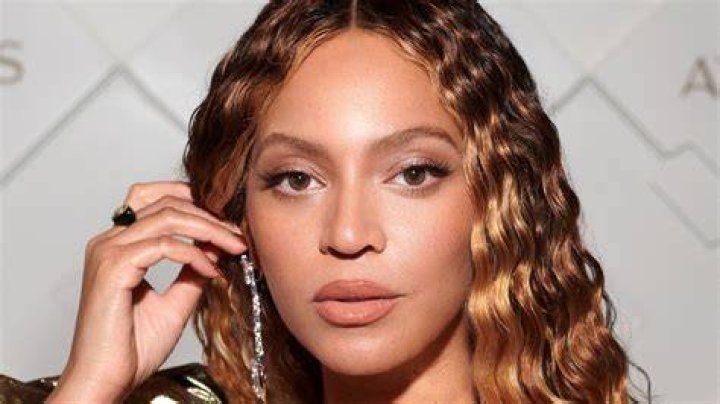 Cameras Flashing Beyonce Hiding From The Paparazzi In NYC