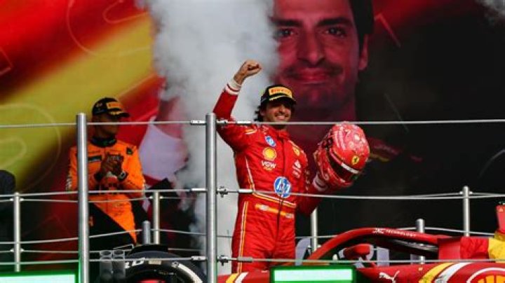 Carlos Sainz celebra su triunfo en F1 con su novia Rebecca Donaldson