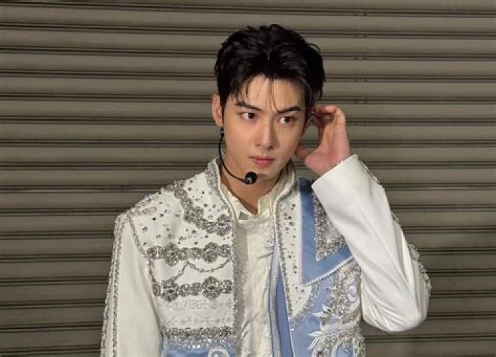 Cha Eun Woo&rsquo;s &lsquo;No Makeup&rsquo; Look at the Airport Sets Into Frenzy