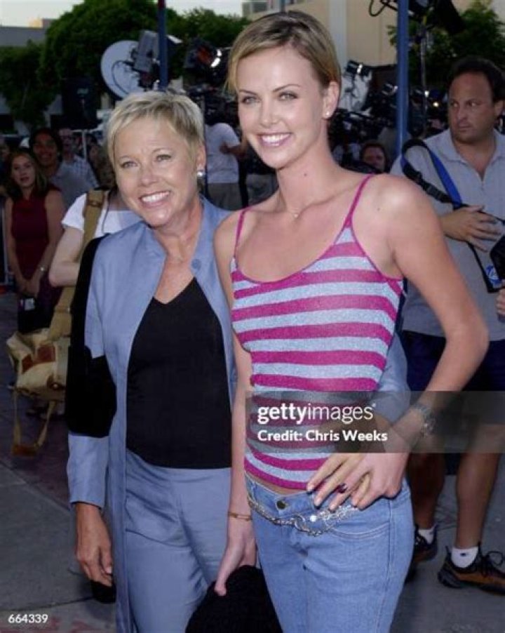 Charlize Theron and her mother Charlize theron, Hollywood divas, Mom