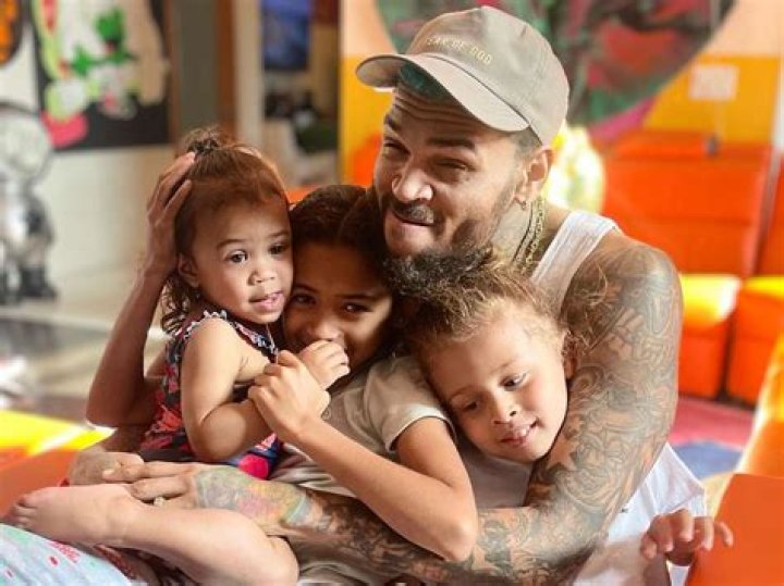 Chris brown Cute family pictures, Family goals, Chris brown and karrueche