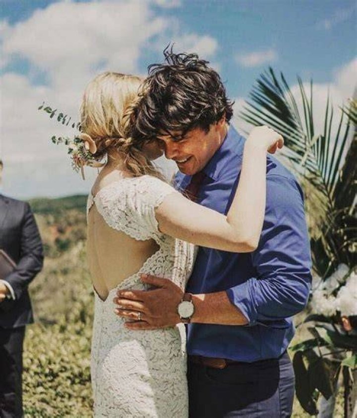Clarke y Bellamy celebran primer aniversario de bodas