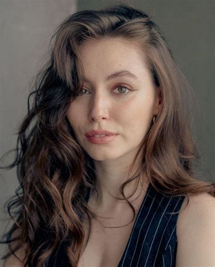 Classify British actress and model Mia Goth
