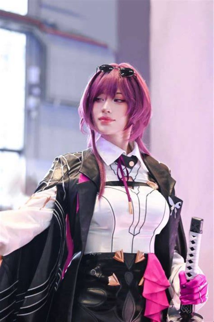 C&ocirc; n&agrave;ng 1m88 Karina cosplayer người Ukraine khiến d&acirc;n t&igrave;nh chao đảo