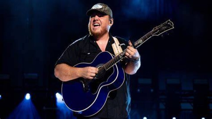 Country music artist Luke Combs kicking off his world tour in Arlington