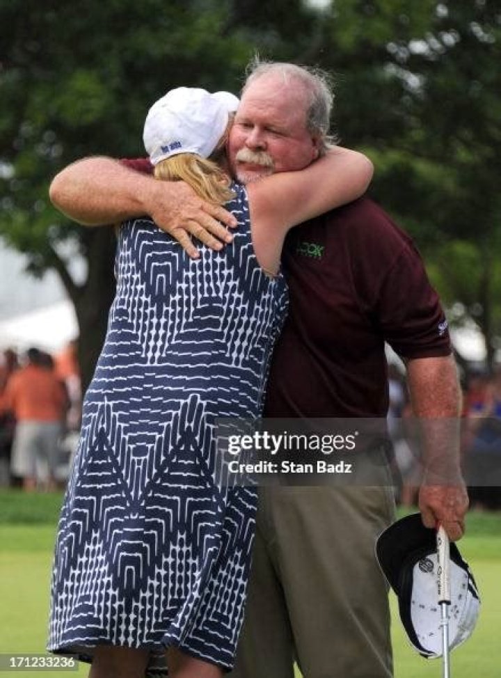 Craig Stadler gives his wife Jan a hug after winning the final round